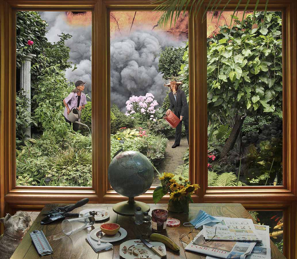 Un homme à tête de bœuf et une femme arrosent des plantes vus à travers la fenêtre d’une maison. 