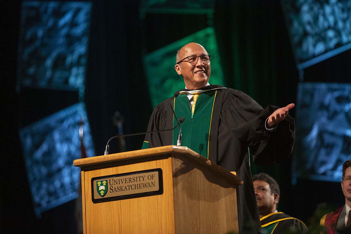 Photo montrant un homme souriant, recevant un doctorat honorifique à l’Université de la Saskatchewan. 