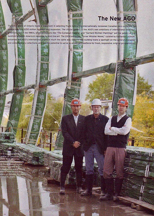 Trois hommes avec des casques de protection debout sur un chantier de construction. 
