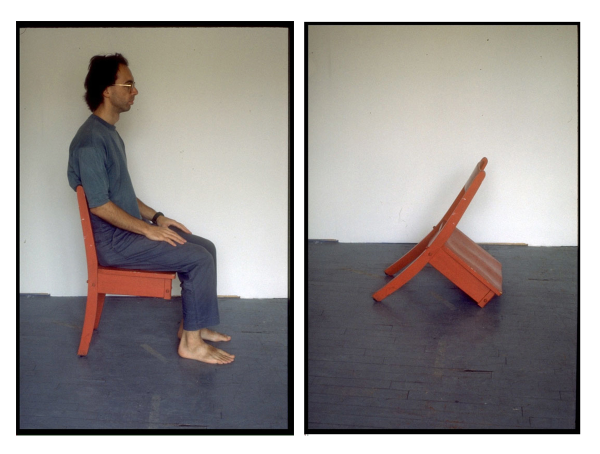 Deux photos juxtaposées montrant un homme assis sur une chaise à deux pattes (à gauche) et la même chaise seule (à droite).  