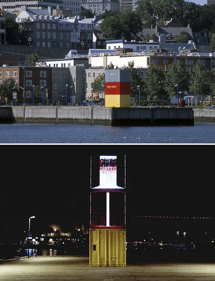 2 photos (jour et nuit) d’une œuvre faite de conteneurs installée au bord d’un plan d’eau. 