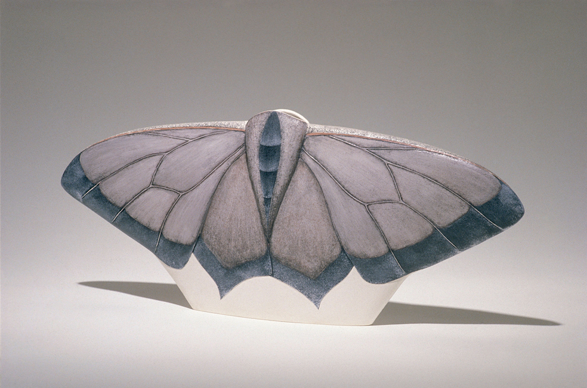 Large vase de céramique, sur lequel un papillon nocturne déployant ses ailes est dessiné à la glaçure dans des tons neutres. 