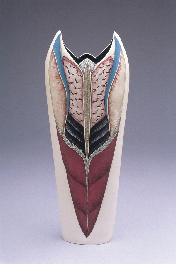Vase de céramique de forme verticale et symétrique orné de formes courbes dessinées à la glaçure dans des tons neutres complémentaires.  