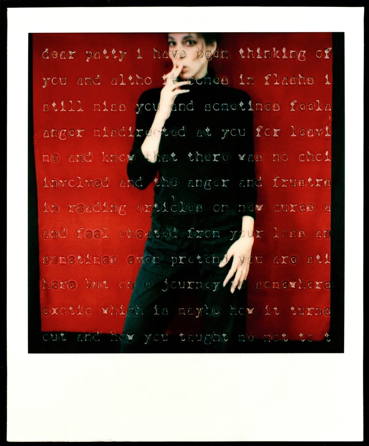 Lettrage superposé sur une personne habillée en noir devant un fond rouge et fumant une cigarette. 