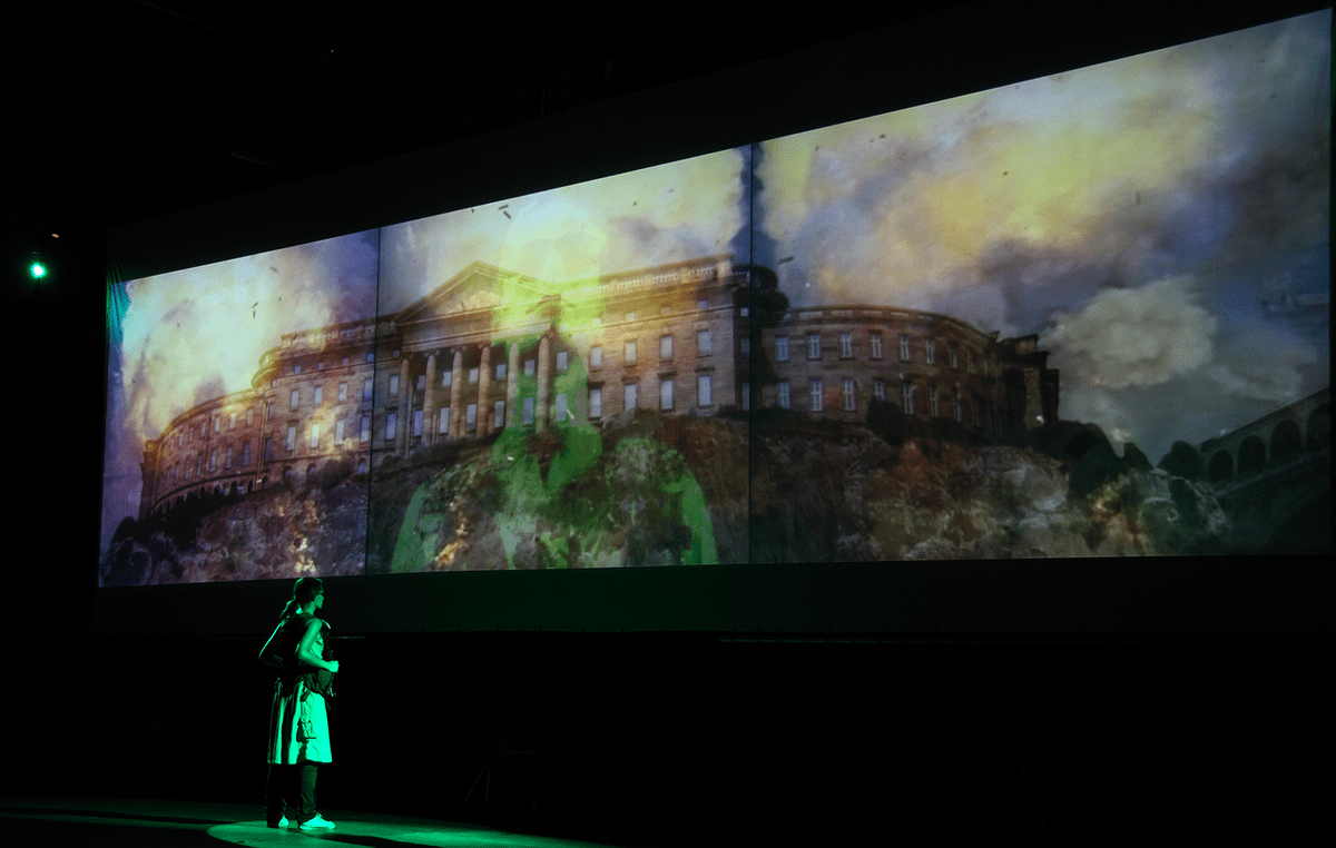 Une personne regarde une projection d’elle-même superposée sur une image d’un bâtiment historique. 