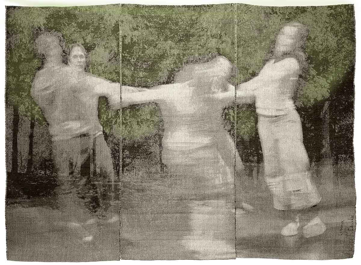 Trois panneaux montrant des photos sépia floues de personnes se tenant par la main en cercle devant une forêt.  