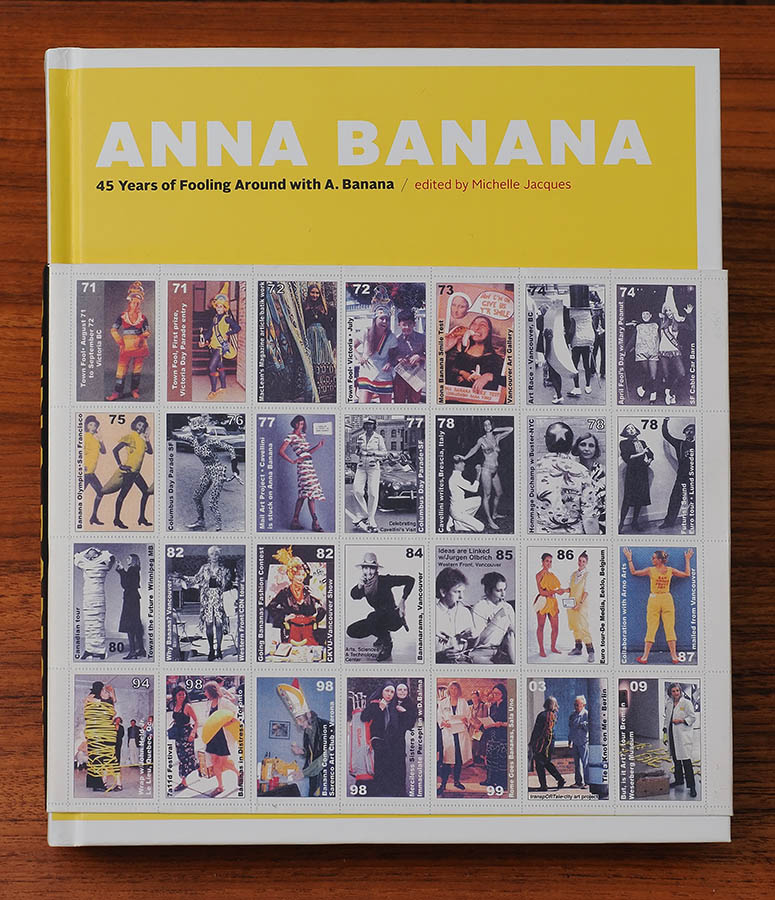 Photo du livre intitulé Anna Banana: 45 Years of Fooling Around with A. Banana. 